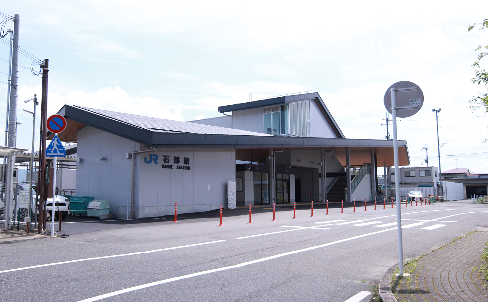 JR石部駅　南側待合室の衝突防止プレート